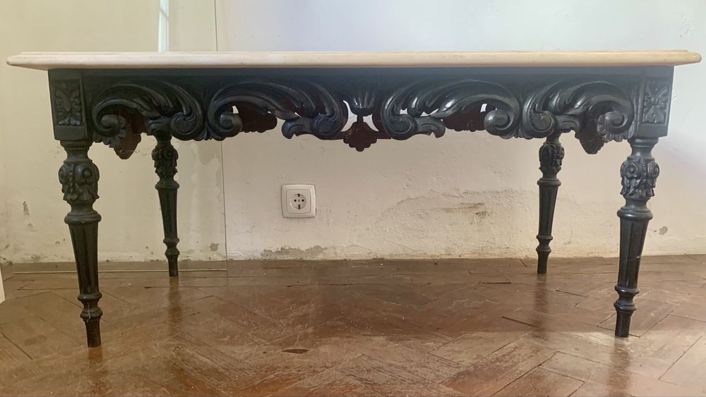 Mesa de centro com tampo em mármore movível