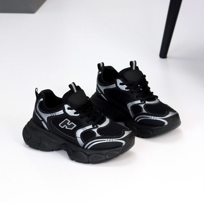 Зручні жіночі замшеві кросівки