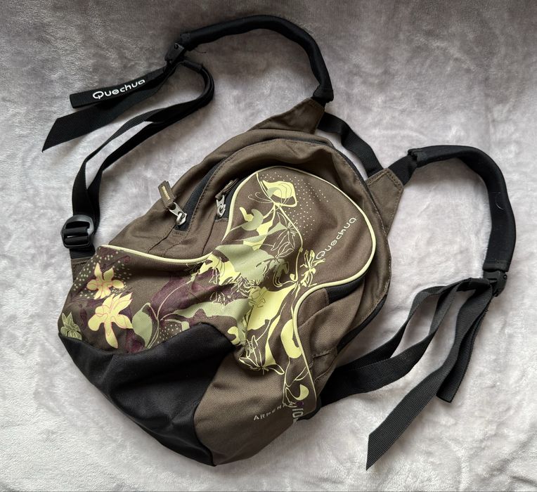 Mały lekki miękki plecak damski Quechua brązowy wzór floral