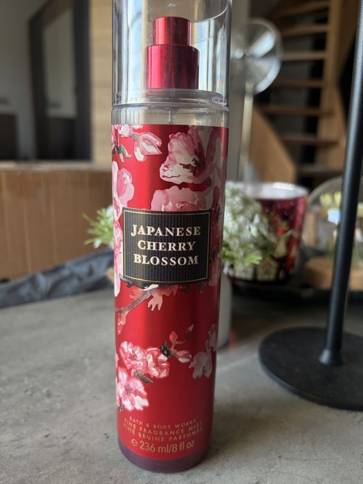 Japanese Cherry Blossom Bath & Body  Mgiełka do ciała