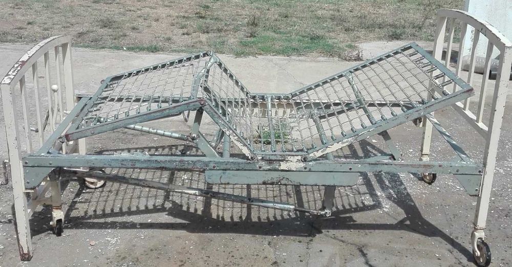 Cama articulada em ferro
