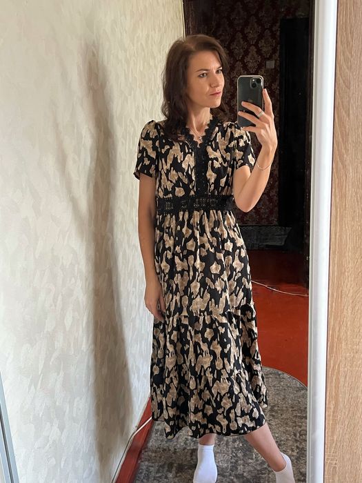 Сукня жіноча довжини міді