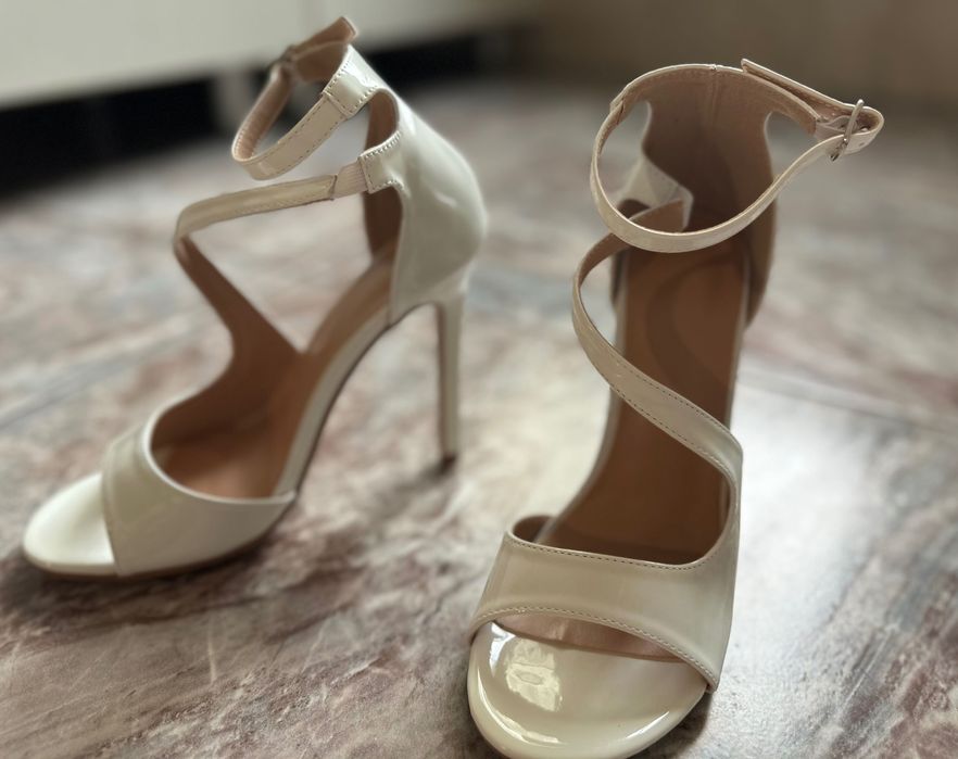 Лаковані білі туфлі 38 розміру