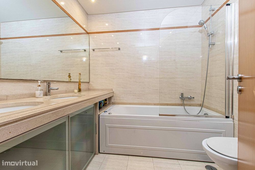 T3 com vista sobre o Jamor, box de 58 m² e condomínio com piscina