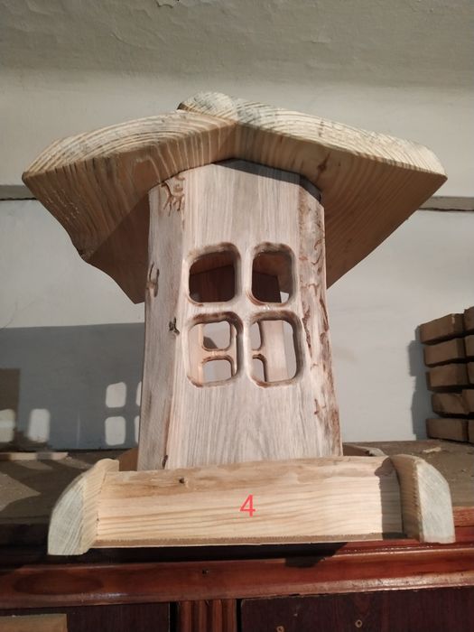 Кормушка,годівниця для птахів.