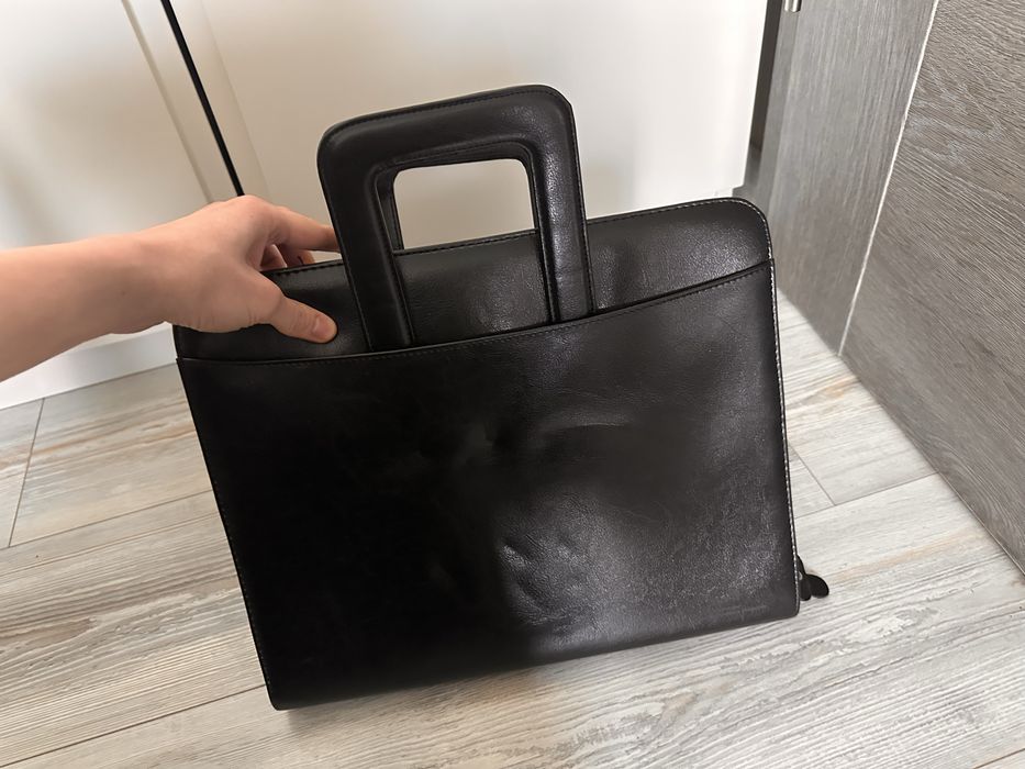 Czarna skórzana aktówka