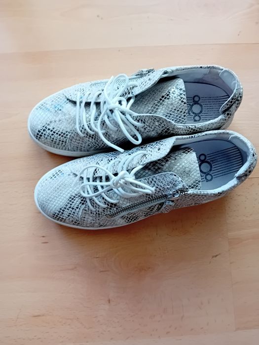 Ténis- sapatilhas em pele.