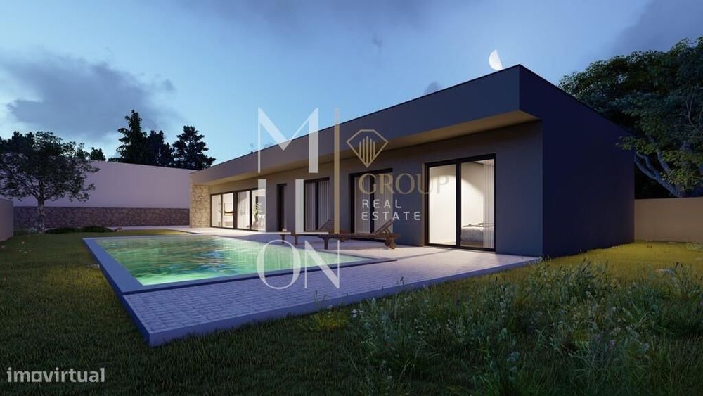 Moradia Moderna com Piscina em Zona Residencial Tranquila – Vila Praia