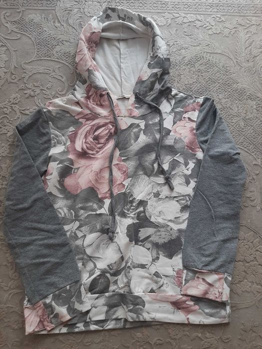 Bluza szara w kwiaty z kapturem