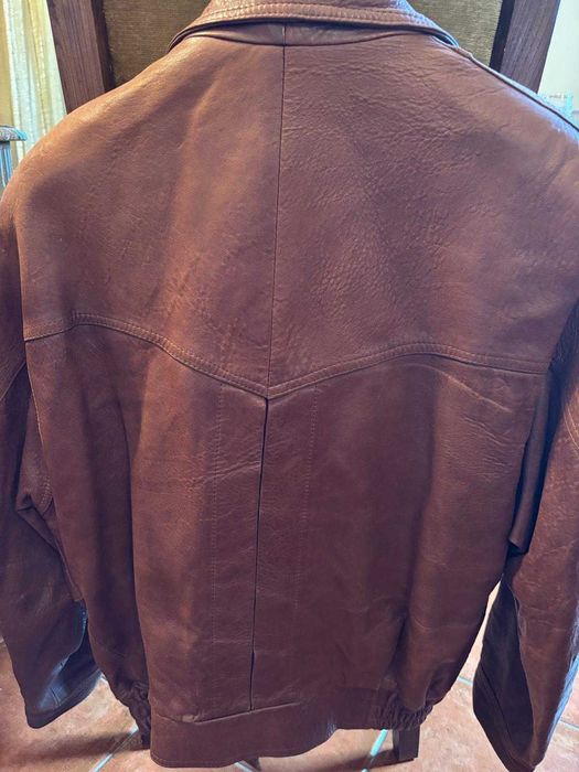 casaco em pele castanho