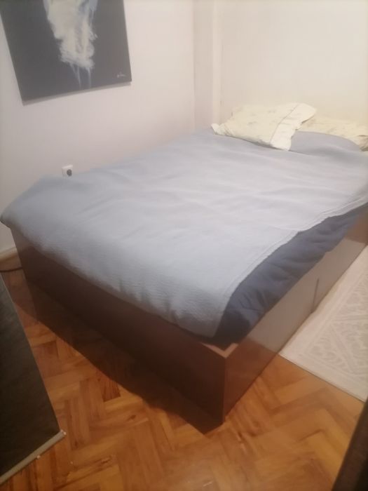 Cama de casal e guarda fatos