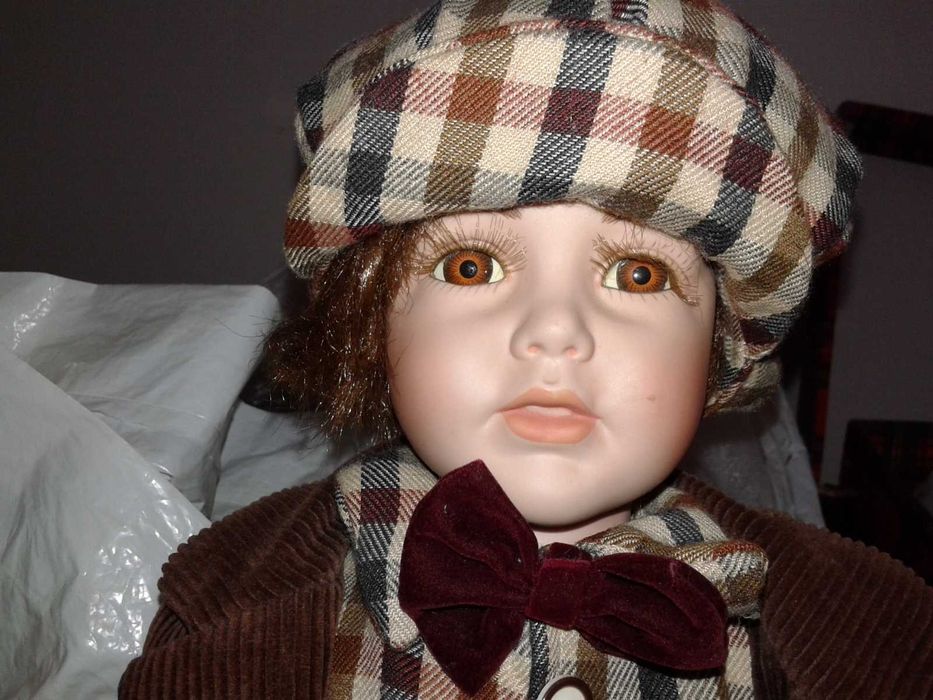 Bonecos ingleses raros, em porcelana, roupas em fazenda, Pristinos.
