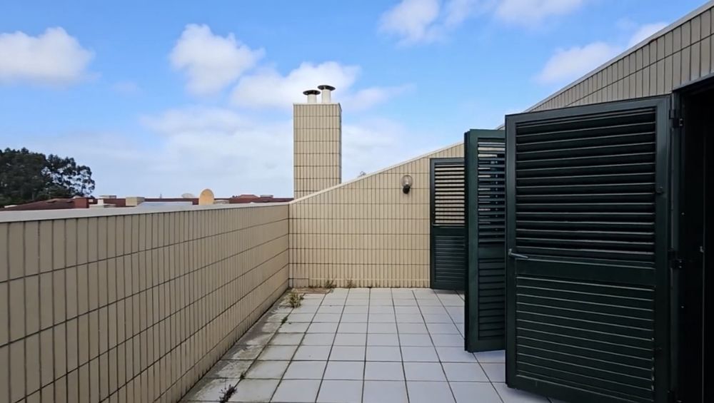T2 Duplex com 2 Suítes, Terraço e Box em Condomínio Fechado
