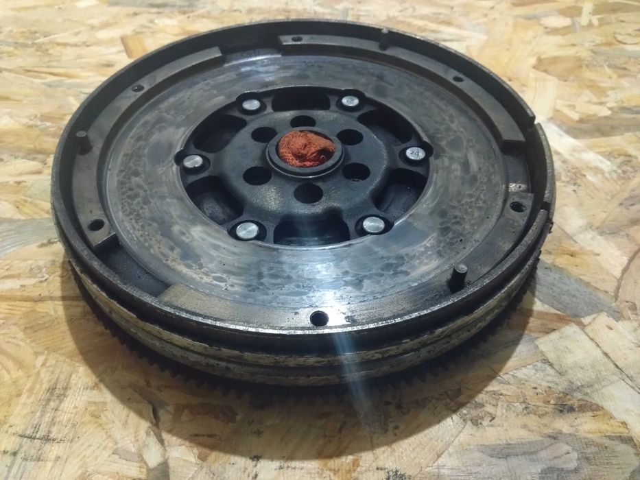 Демпфер щеплення сцепления Audi A4 B6 A4 B7 1.8 T 06B105266A