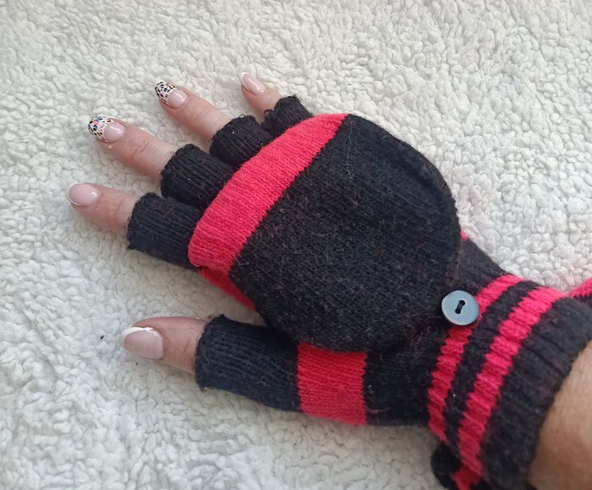 Nowe rękawiczki mitenki z klapką kolor czarny z malinowym paskiem