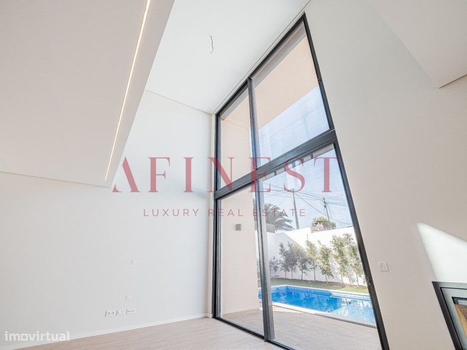 Moradia T4 de Luxo com Rooftop e Vistas Panorâmicas em Cascais
