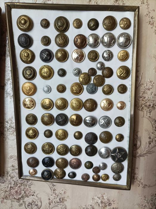 Продам пуговицы форменные разные,и др.