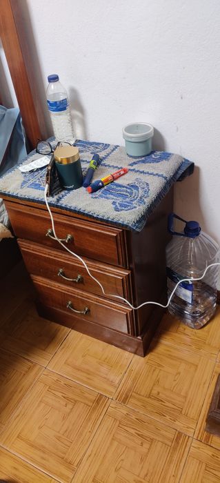 Cama de solteiro + mesas de cabeceira