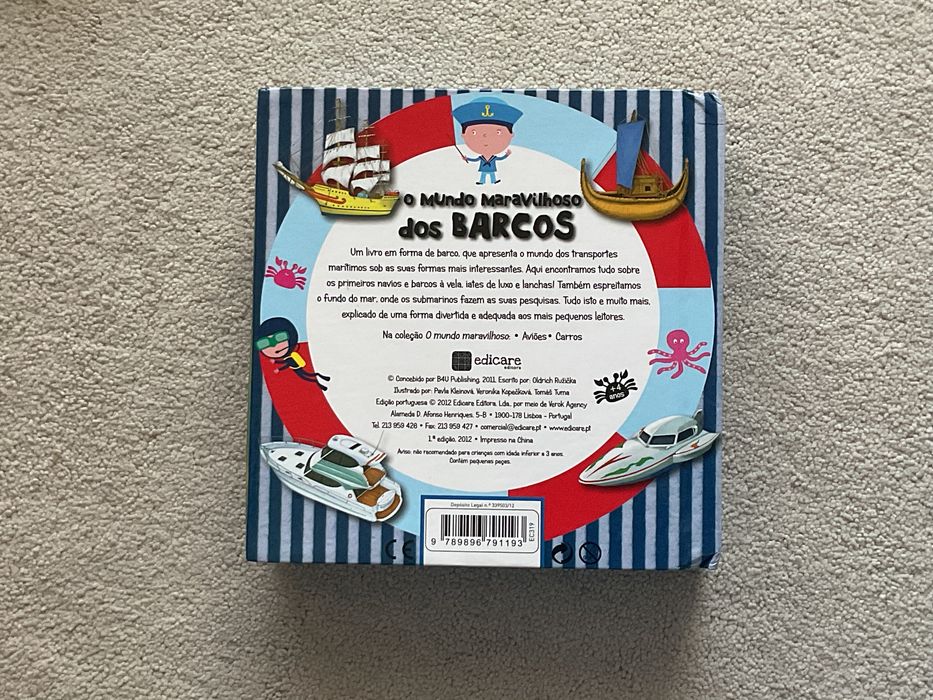 Livro infantil sobre um navio com o formato de um barco