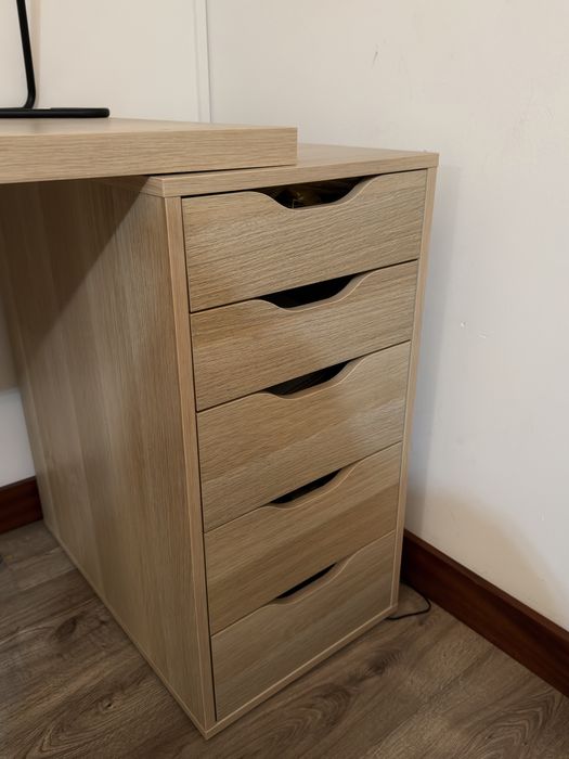 Secretária + Movel de arrumacão + Candeeiro de mesa