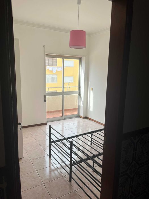 Quarto agradável e luminoso com todas as comodidades