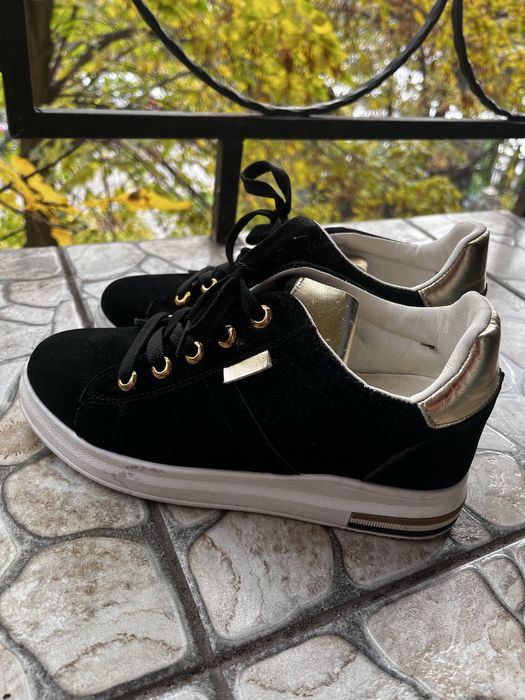 Жіночі кросівки