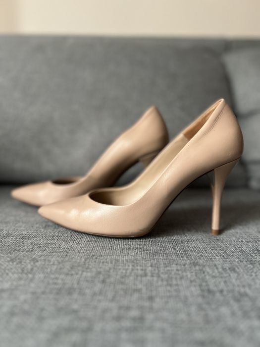 Cieliste buty na obcasie szpilki nude beżowe Massimo Dutti skórzane