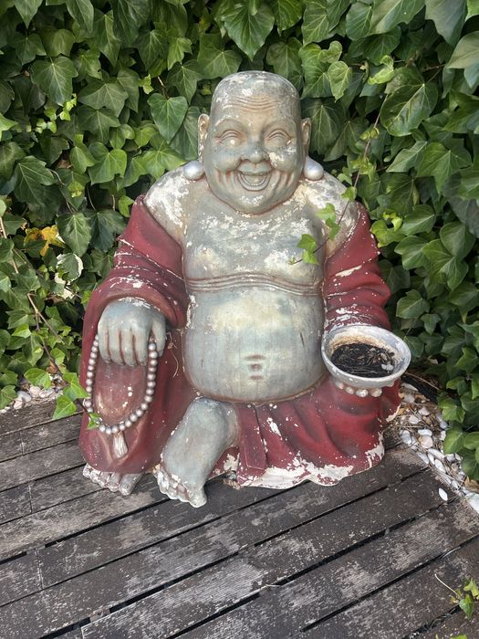 Buda decorativo em bom estado
