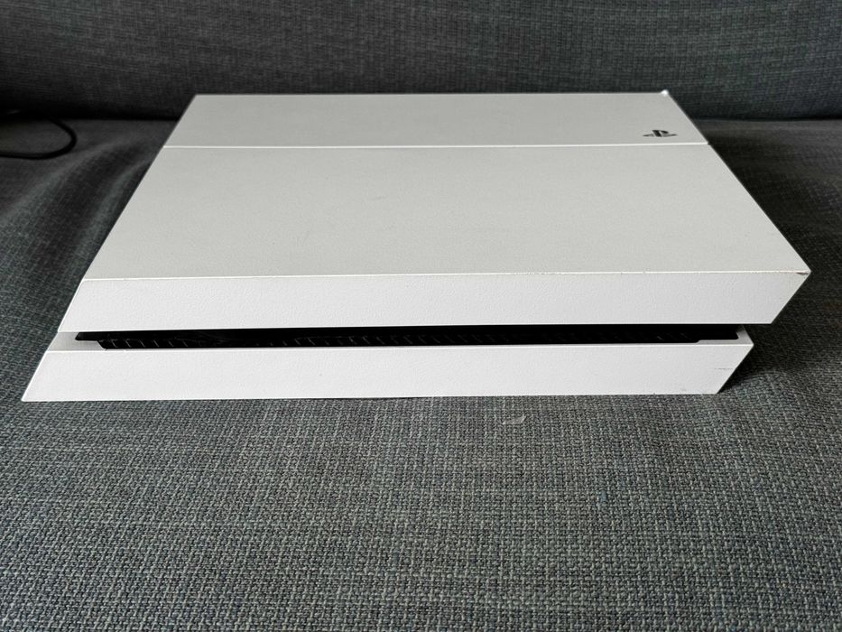 Sony PlayStation 4 Fat White 500GB / firmware 12.02 / GoldHEN