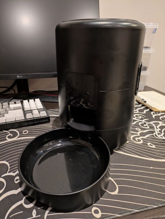 Автоматическая кормушка для котов/собак. Практически новая