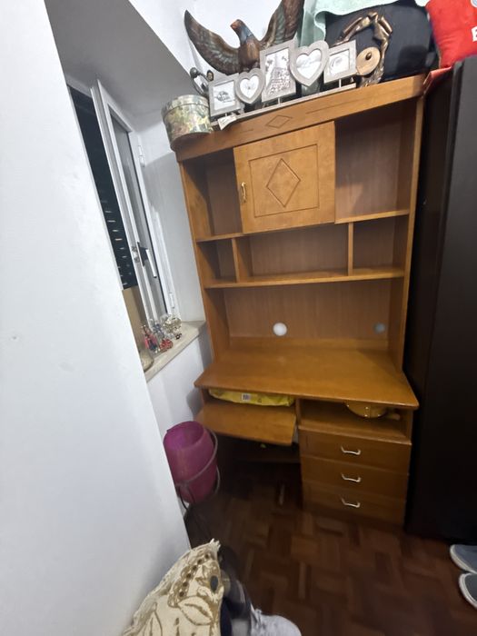 Cama de solteiro,  escrivaninha