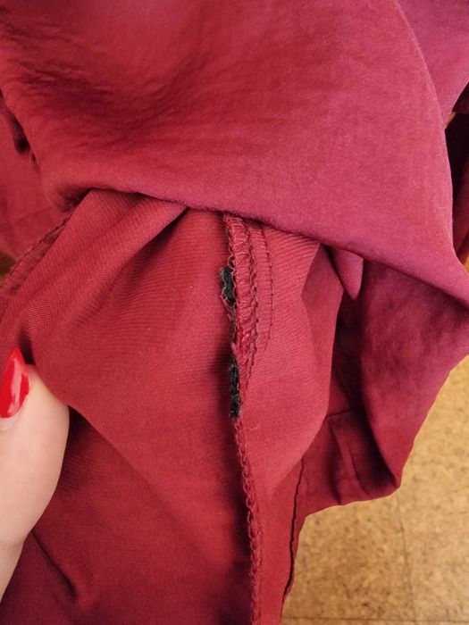Blusa bordeaux com folhos H&M, tamanho 34
