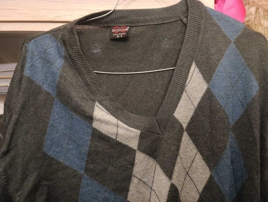 Czarny sweter   .