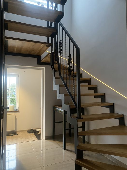 Schody metalowe, stalowe, nowoczesne, loft, na jednej belce, samonośne