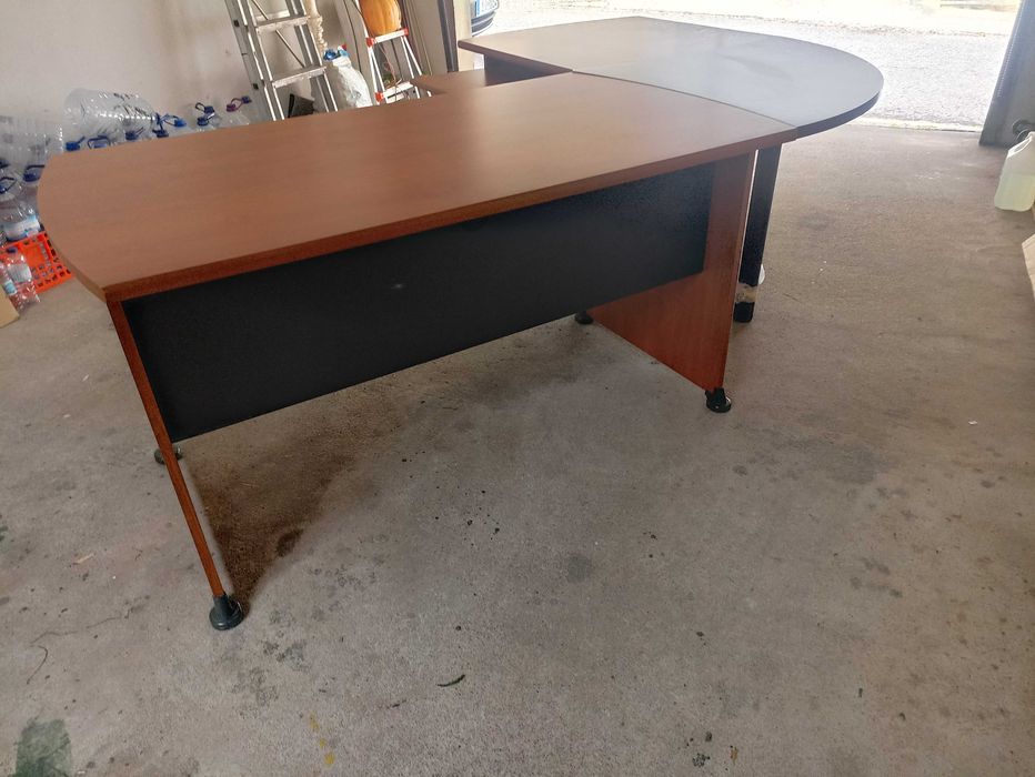 Secretária com Canto e Bloco de Gavetas