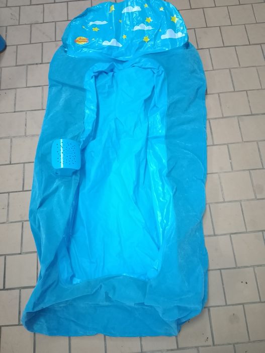 Cama insuflável cor azul