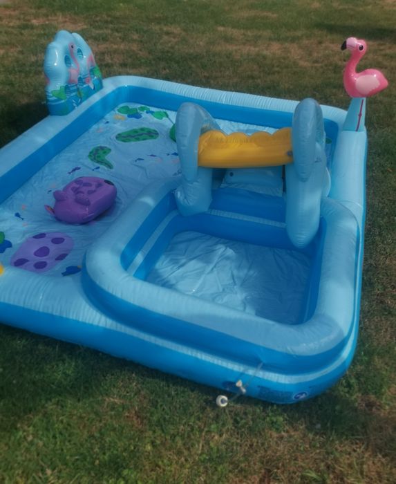 Basen ze zjeżdżalnią