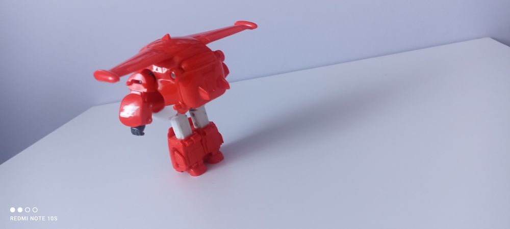 Transformująca się figurka Super Wings Dżetek(Jett).