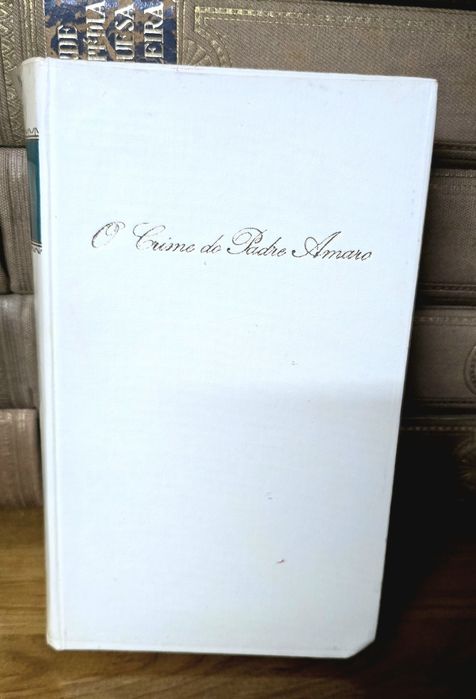 Livro "O Crime do Padre Amaro" - Eça de Queirós (Capa Dura)