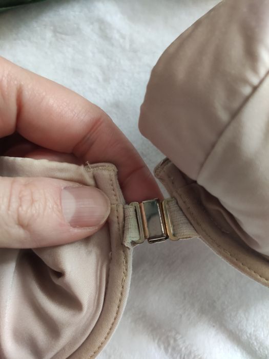 Satynowy stanik cielisty 75B odpinane ramiączka, zapinany z przodu