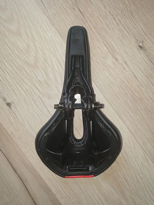 dwa siodełka sportowe rowerowe