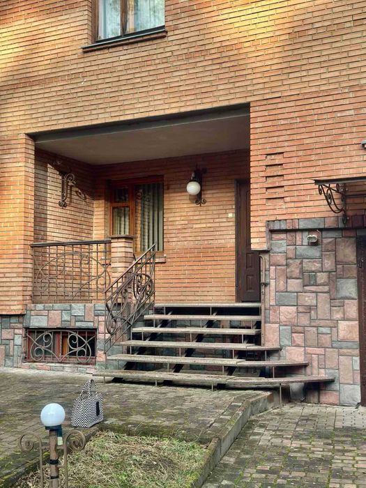 Продаж будинку з великою земельною ділянкою в Брюховичах,