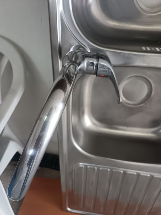 Pia de cozinha com duas pias e torneira