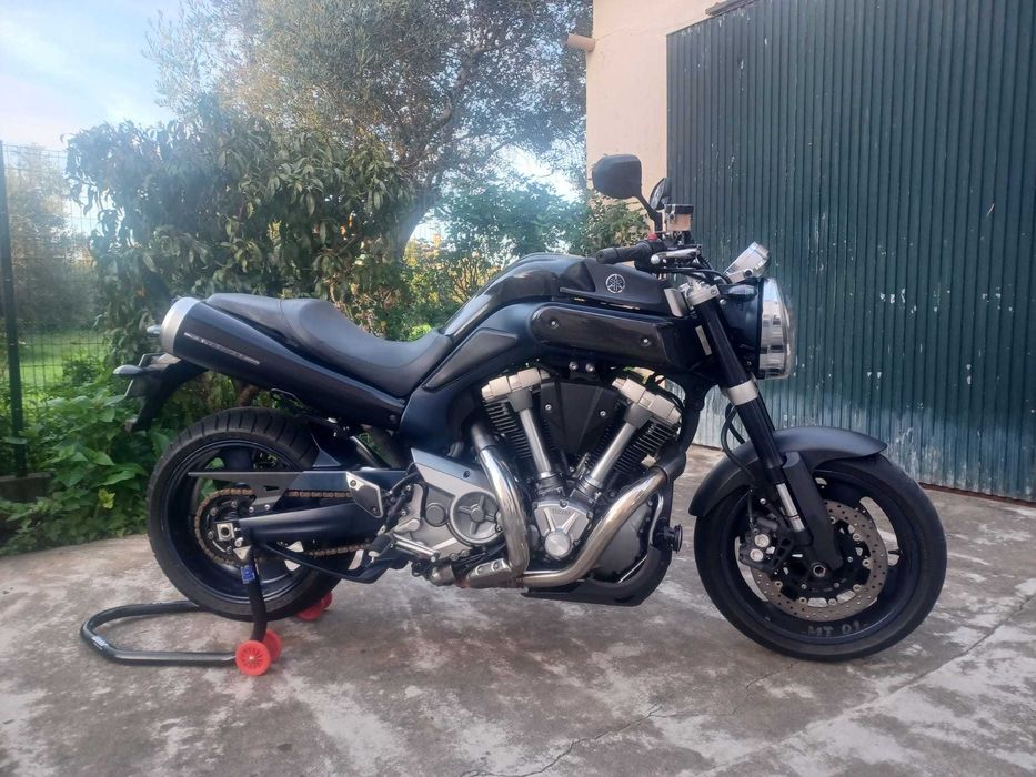 Yamaha MT 01 com escapes DAM