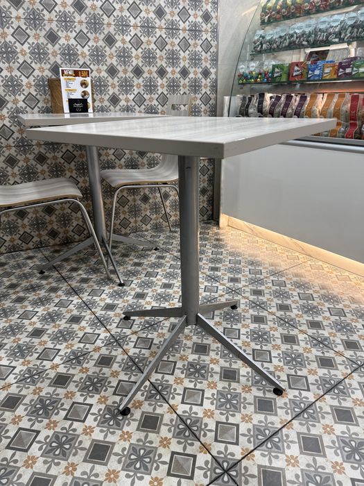 52 cadeiras e 26 mesas de pastelaria