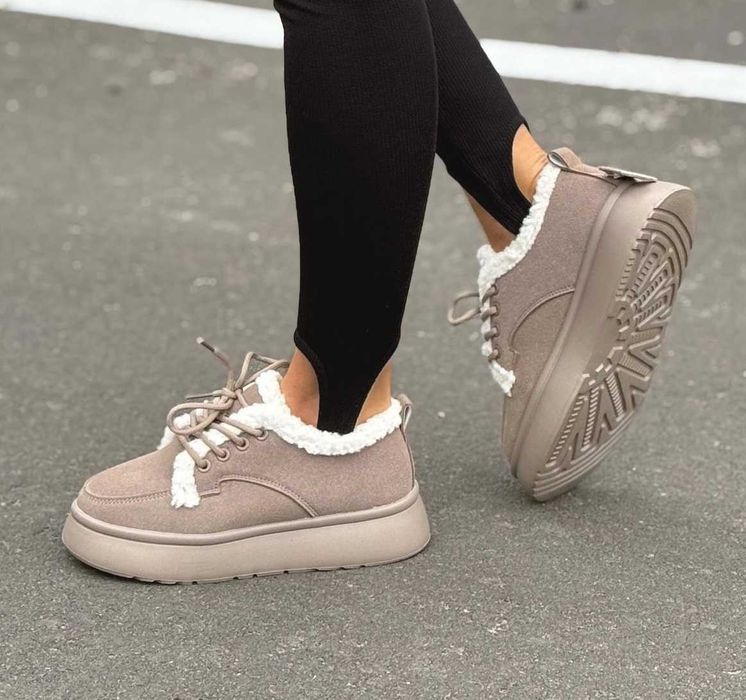 Женские зимние кроссовки с мехом бежевые замшевые