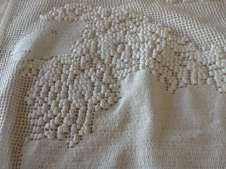 Capa de almofada em crochet aplicado com borboto