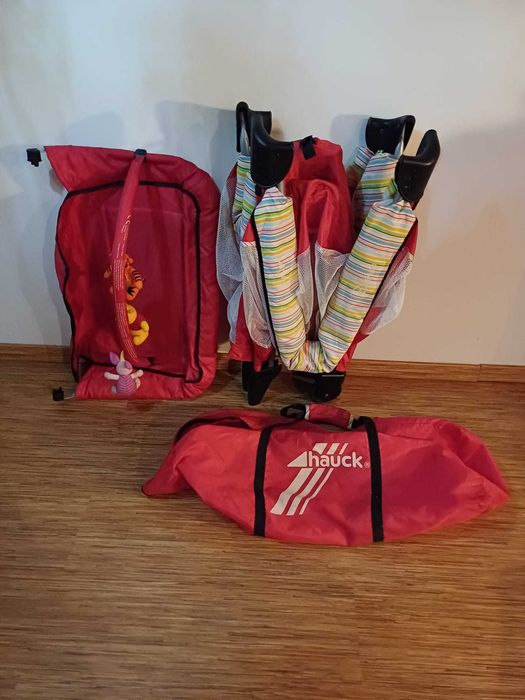 Cama de viagem para criança Winnie The Pooh com muda-fraldas. 45 eur.