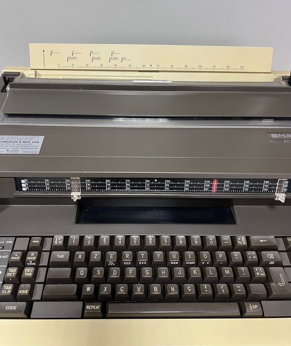 Máquina de escrever Sharp