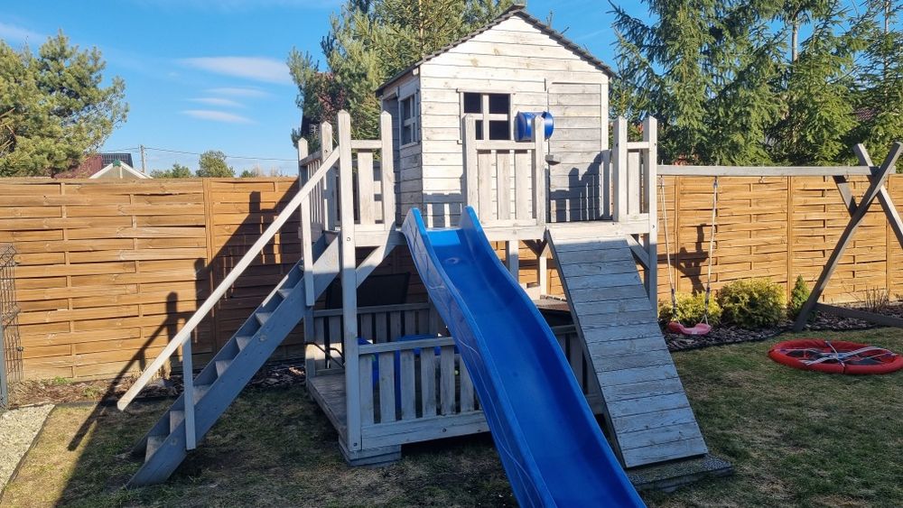 Domek dla dzieci Plac zabaw Duzy drewniany domek ze zjeżdzalnią